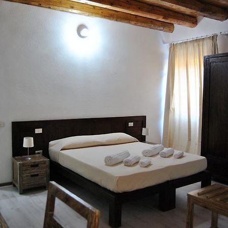 Abas Ristorante Pizzeria Affittacamere Ales Chambre photo