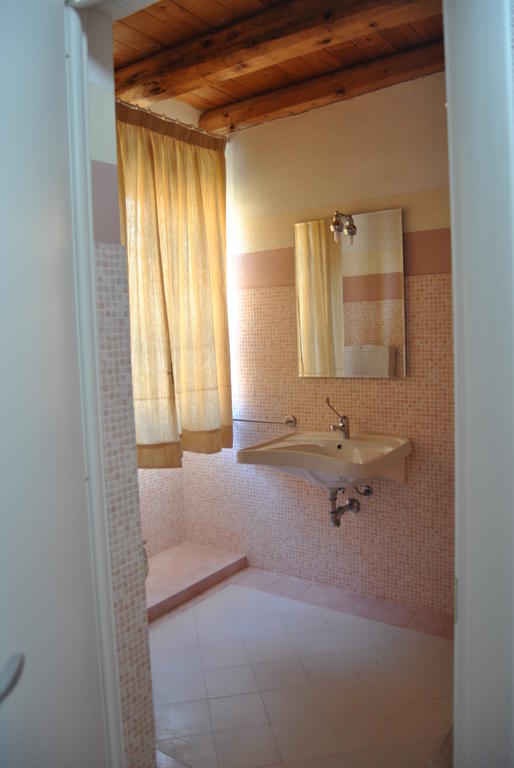 Abas Ristorante Pizzeria Affittacamere Ales Chambre photo