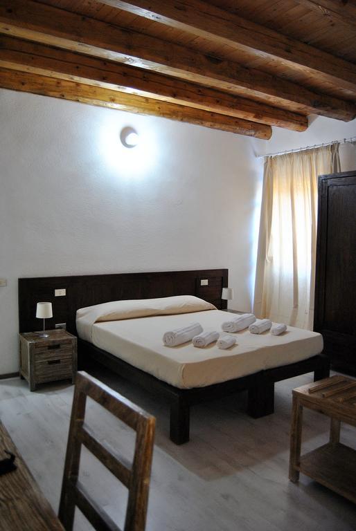 Abas Ristorante Pizzeria Affittacamere Ales Chambre photo